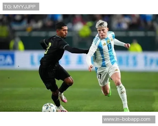 波多黎各歌手洋基老爹亲临阿根廷训练营与梅西等球员亲密合影